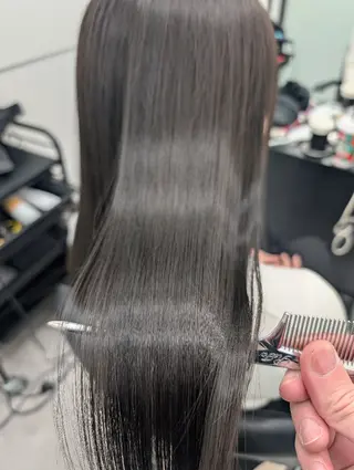 ロング 艶髪／オリーブ系／ 肌が綺麗に見えるお色のヘアスタイル