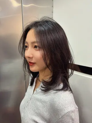 ミディアム カット｜ハイトーン｜ Suzukaのヘアスタイル