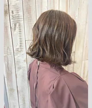 ミディアム ベージュカラー/ いぢちるみのヘアスタイル