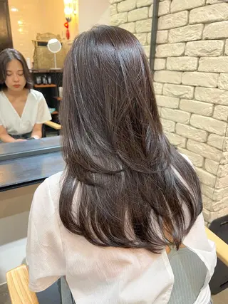 ロング カラー 🌟小顔レイヤー× 赤み消し透明感カラーのヘアスタイル