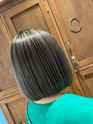 ショート カラー ブリーチ👩🦳/ ✂︎MANAMIのヘアスタイル