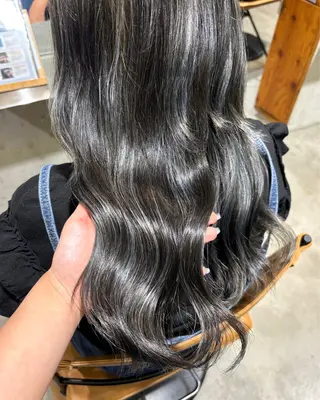 ロング カラー 小木曽 里華のヘアスタイル