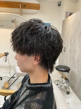 ミディアム パーマ メンズ ホワイトカラー/ ピンクベージュにったのヘアスタイル