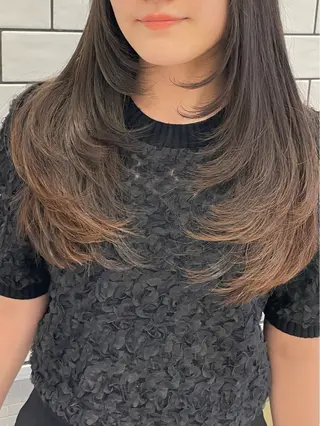 ロング MIFA レイヤー／パーマのヘアスタイル