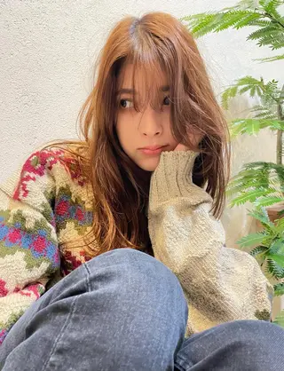 ロング カラー Takanishi くすみベージュカラーのヘアスタイル