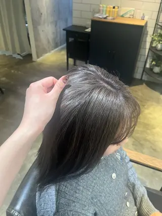 ミディアム momo/レイヤー /デザインカラーのヘアスタイル