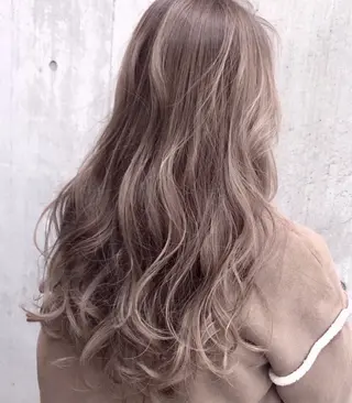 ロング カラー AKI アキのヘアスタイル