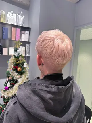ショート カラー メンズ 菜々🫧新宿 透明感ケアブリーチのヘアスタイル