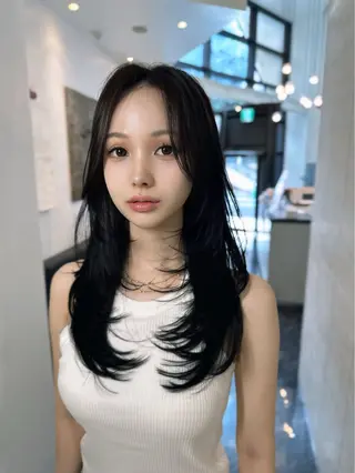 ミディアム カラー レイヤーカット 透明感カラーのヘアスタイル
