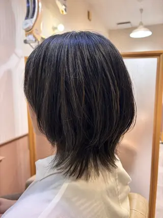 ミディアム 吉井 愛のヘアスタイル