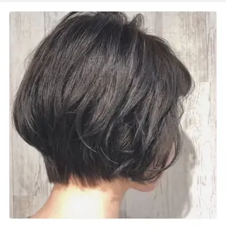 カラー 矢代 彩華のヘアスタイル