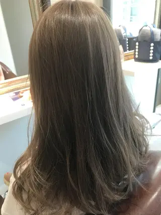 セミロング カラー Avery SHINのヘアスタイル