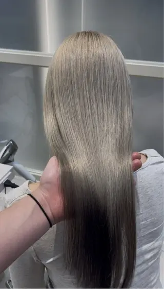 ロング 𝐑𝐞𝐨/透明感 𝐜𝐨𝐥𝐨𝐫のヘアスタイル