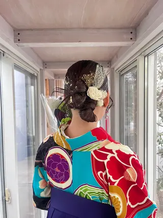 セミロング 実生miu 個性派ハイトーンのヘアスタイル