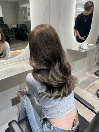 ロング ハイトーン デザインカラーのヘアスタイル