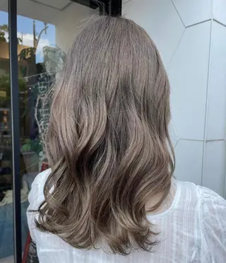 ロング カラー サキ🤍ハイトーン 🩰くびれ巻きヘアのヘアスタイル
