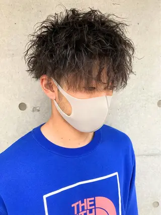 パーマ メンズ 顔まわりレイヤー デザインカットのヘアスタイル