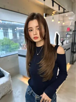 ロング カラー レイヤーカット 透明感カラーのヘアスタイル