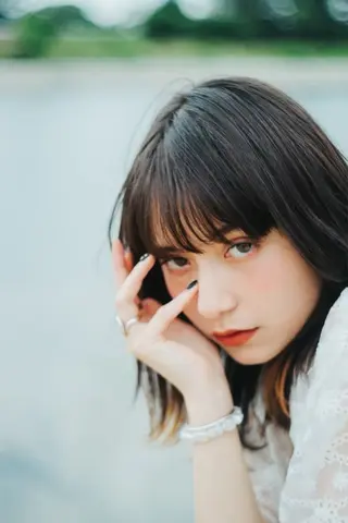 ミディアム 倉地 芹奈のヘアスタイル
