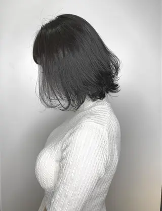 ショート カラー ヘアアレンジ 🌟小顔レイヤー× 赤み消し透明感カラーのヘアスタイル