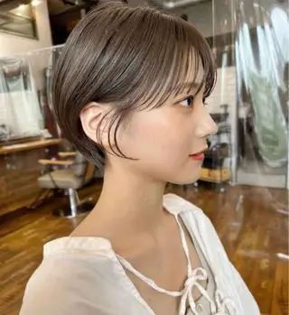 ショート レイヤー 艶々カラーのヘアスタイル