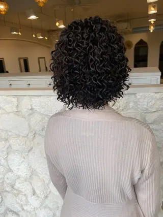 ミディアム パーマ 饒平名 知也のヘアスタイル