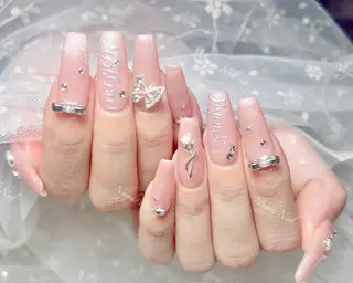 ネイル 🦋 Queenieのネイルデザイン