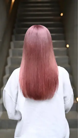 カラー ヒナ/レイヤーカット 艶感ワンカラーのヘアスタイル