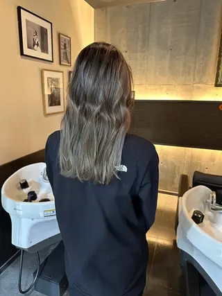 セミロング レイヤー 艶々カラーのヘアスタイル