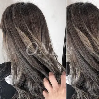 セミロング カラー JuNブリーチに 縮毛矯正するプロのヘアスタイル