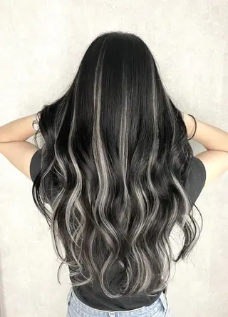 ロング ヘアアレンジ パーマ カラー ハイトーン カラーのヘアスタイル