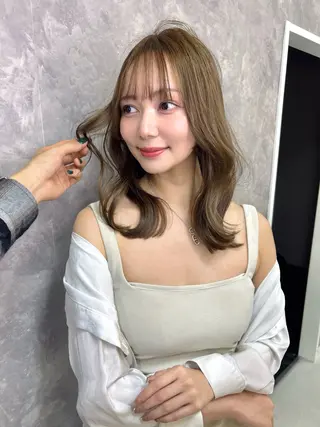 セミロング 韓国🇰🇷レイヤー カットオリーブカラーのヘアスタイル