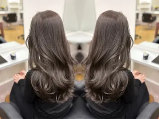 ロング 小顔レイヤーカット/ 美髪矯正/艶カラーのヘアスタイル