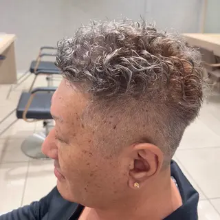 パーマ メンズ 巖本 真希のヘアスタイル