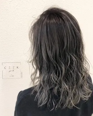 ロング カラー 中川 茜里のヘアスタイル