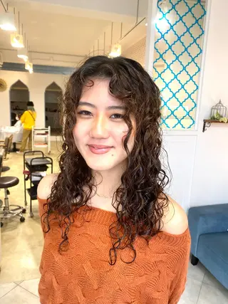 セミロング パーマ 饒平名 知也のヘアスタイル