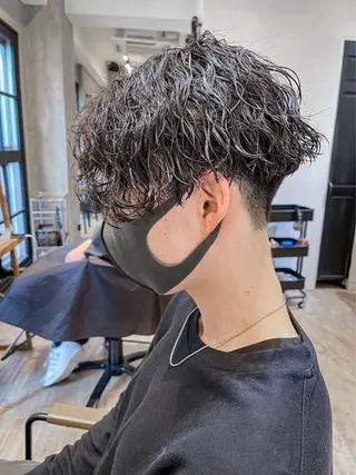 ショート ⚡メンズパーマフ ェードカットTomyのヘアスタイル
