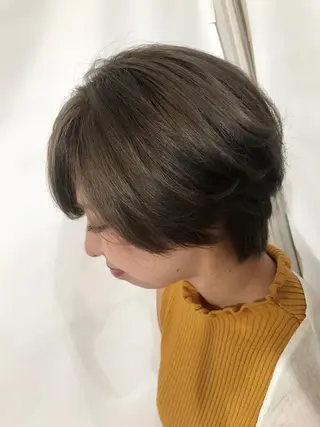 ショート カラー 小栗 麻衣のヘアスタイル