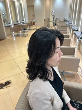 ミディアム 三富 陽菜のヘアスタイル