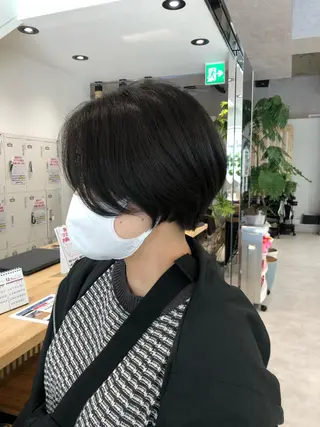 ショート レイヤー/顔まわり カット/地毛風カラーのヘアスタイル