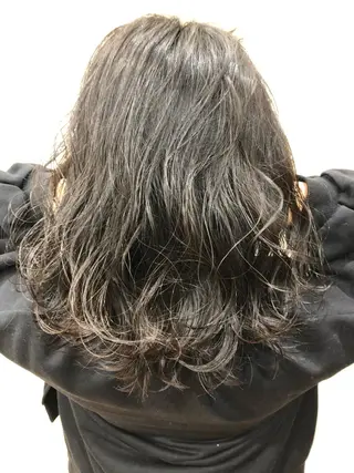 ミディアム カラー 小野 遥南のヘアスタイル