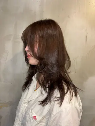 セミロング カラー 艶ブリーチカラー 美髪ストレートのヘアスタイル