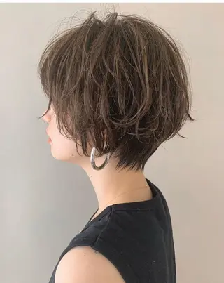 ショート MIOベージュカラー 柔らかいカラーのヘアスタイル