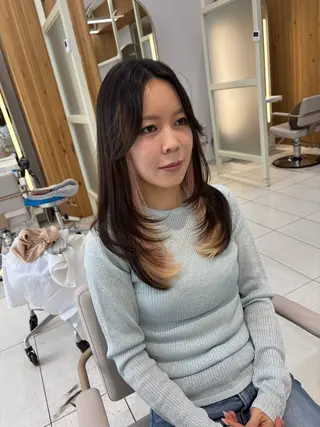 ロング かなこ／重めレイヤー ／透明感カラーのヘアスタイル
