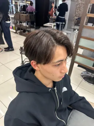 メンズ メンズ特化シャドウパ ーマラウンドマッシュのヘアスタイル