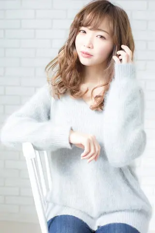 ミディアム カラー 朝比奈 志保のヘアスタイル
