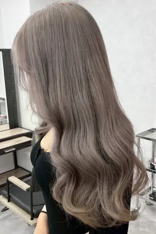 ロング 岸下 理緒のヘアスタイル