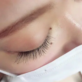 マツエク・マツパ レイヤーカット✖️ 柔らかベージュカラーのヘアスタイル