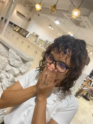 ミディアム パーマ 饒平名 知也のヘアスタイル