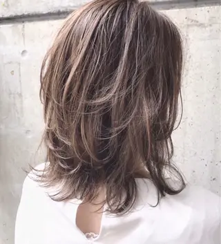 ミディアム カラー AKI アキのヘアスタイル